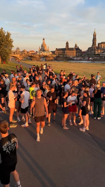 Community am Elbufer vor der Dresdner Altstadt