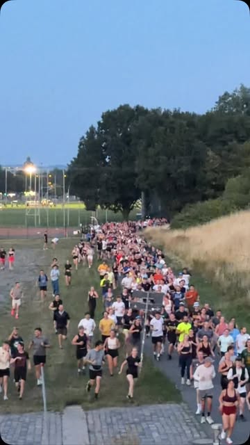 Hunderte Läuferinnen und Läufer beim Social Sports Club Run in der Dämmerung